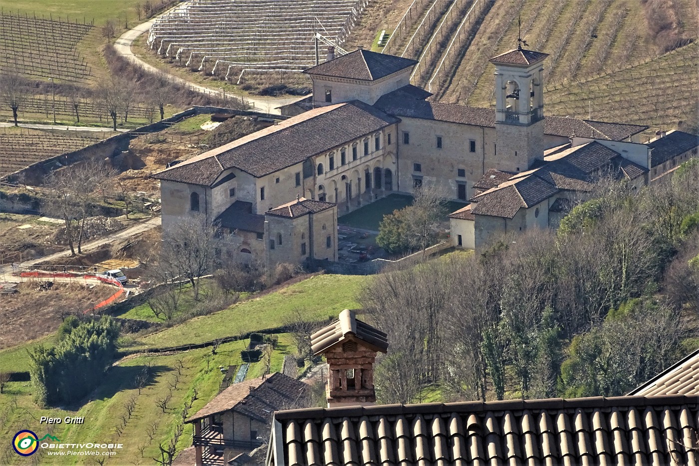 45 Dal Castello di San Vigilio maxi-zoom sull'ex-Monastero di Astino.JPG